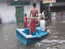 कोलकाता में रिकॉर्ड बारिश... सड़क पर नावें चलीं, मेट्रो-ट्रेन और फ्लाइट पर असर कोलकाता में रिकॉर्ड बारिश... सड़क पर नावें चलीं, मेट्रो-ट्रेन और फ्लाइट पर असर
