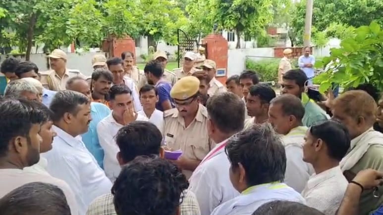 भरतपुर में डॉक्टरों की लापरवाही से 4 साल के बच्चे की मौत, आवाज उठाने वाले के खिलाफ झूठा मुकदमा दर्ज भरतपुर में डॉक्टरों की लापरवाही से 4 साल के बच्चे की मौत, आवाज उठाने वाले के खिलाफ झूठा मुकदमा दर्ज
