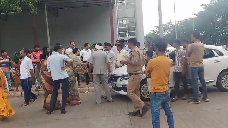 पुलिसकर्मी की पत्‍नी की संदिग्‍ध मौत, बहन बोली- कोई कर्सी पर बैठकर फांसी नहीं लगा सकता, उसकी हत्‍या की गई