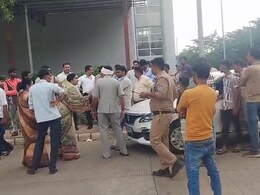 पुलिसकर्मी की पत्नी की संदिग्ध मौत, बहन बोली- कोई कर्सी पर बैठकर फांसी नहीं लगा सकता, उसकी हत्या की गई पुलिसकर्मी की पत्नी की संदिग्ध मौत, बहन बोली- कोई कर्सी पर बैठकर फांसी नहीं लगा सकता, उसकी हत्या की गई