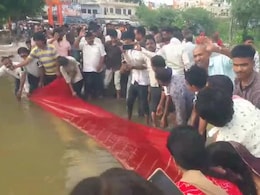 Rajasthan: 30 साल का इंतजार खत्म!  फिर लबालब हुई खारी नदी,  चुनरी ओढ़ाकर ढोल-नगाड़ों के साथ की पूजा Rajasthan: 30 साल का इंतजार खत्म!  फिर लबालब हुई खारी नदी,  चुनरी ओढ़ाकर ढोल-नगाड़ों के साथ की पूजा