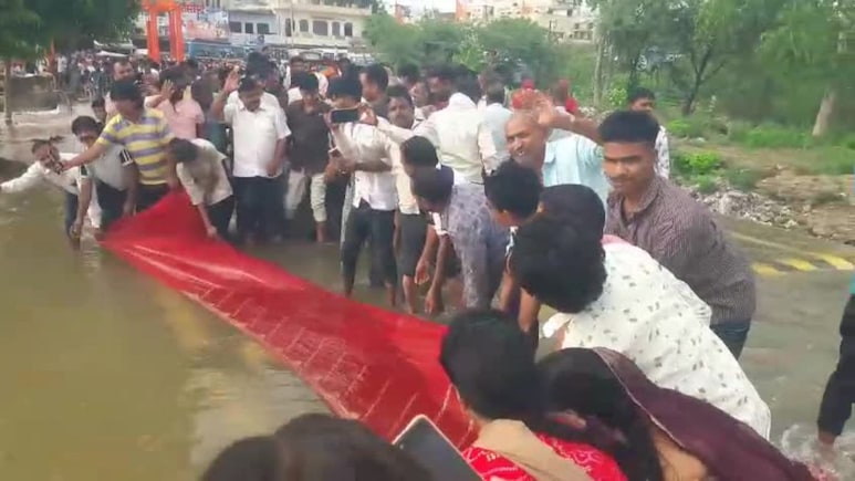 Rajasthan: 30 साल का इंतजार खत्म! फिर लबालब हुई खारी नदी, चुनरी ओढ़ाकर ढोल-नगाड़ों के साथ की पूजा Rajasthan: 30 साल का इंतजार खत्म! फिर लबालब हुई खारी नदी, चुनरी ओढ़ाकर ढोल-नगाड़ों के साथ की पूजा