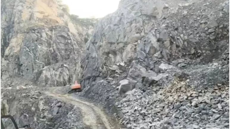 Rajasthan Mine Accident: सीकर की खदान में भूस्खलन, 2 मजदूरों की मौत; मलबे से 12 घंटे बाद निकाला गया तीसरा मजदूर Rajasthan Mine Accident: सीकर की खदान में भूस्खलन, 2 मजदूरों की मौत; मलबे से 12 घंटे बाद निकाला गया तीसरा मजदूर