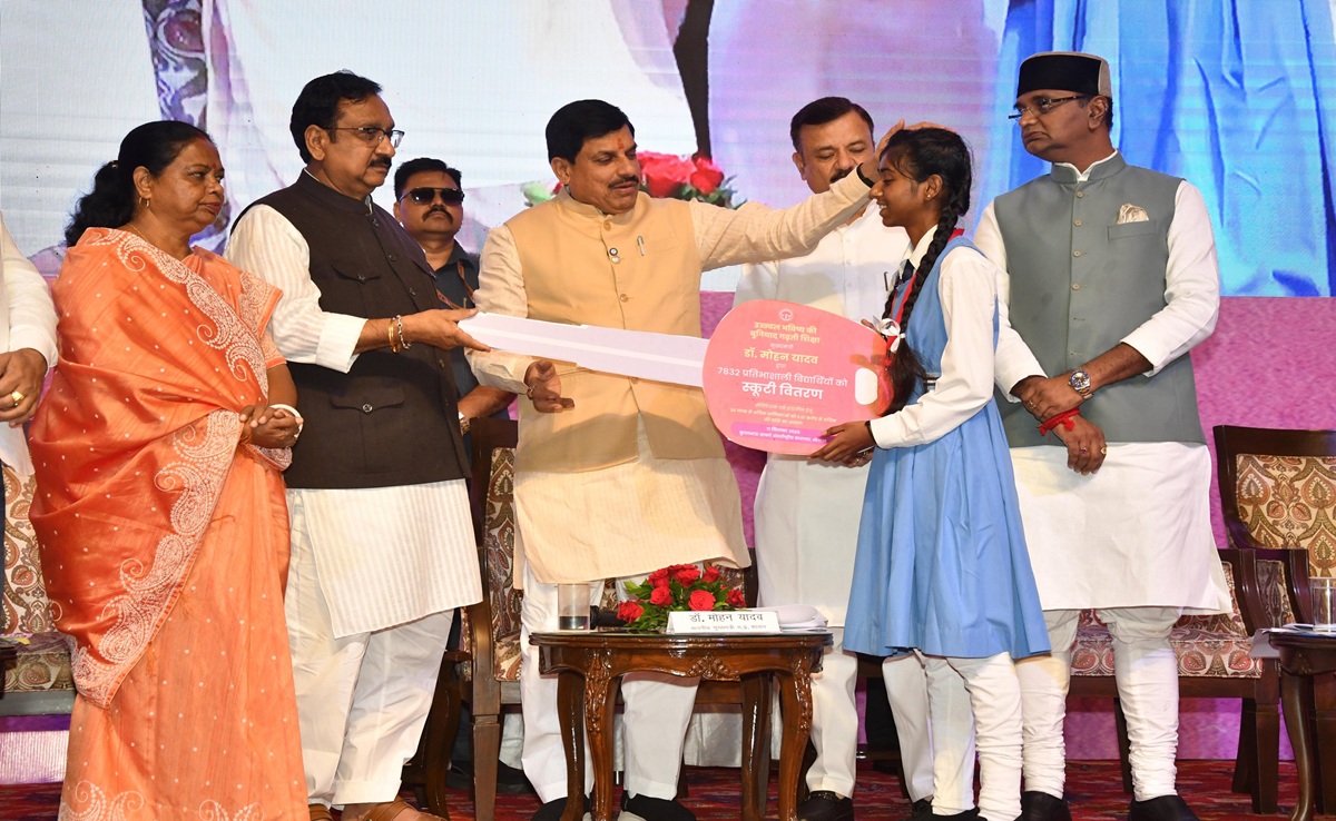 MP में सपनों की नई उड़ान, स्कूटी के साथ; CM मोहन यादव ने प्रतिभाशाली टॉपर्स को सौंपी स्कूटी की चाबी