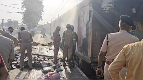 LIVE: LIVE: गाजियाबाद में ट्रेन की लगेज बोगी में निकला धुआं, आनंद विहार से पूर्णिया जा रही थी ट्रेन