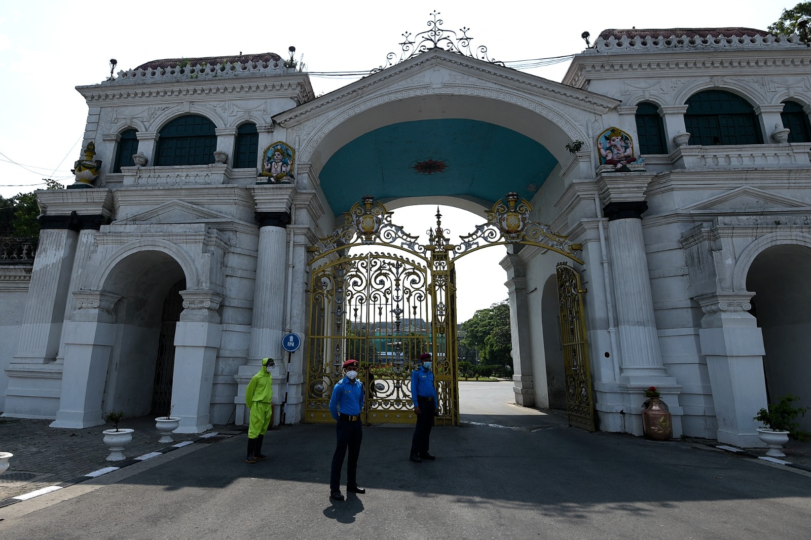 नेपाल के सिंह दरबार का यह गेट कई घटनाओं का गवाह रहा है. यह तस्वीर कोविड के दिनों की है. नेपाल के सिंह दरबार का यह गेट कई घटनाओं का गवाह रहा है. यह तस्वीर कोविड के दिनों की है.