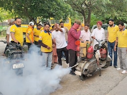 बाढ़ प्रभावित इलाकों में पंजाब सरकार ने लगाए हेल्थ कैंप, पहले दिन 51 हजार लोग आए बाढ़ प्रभावित इलाकों में पंजाब सरकार ने लगाए हेल्थ कैंप, पहले दिन 51 हजार लोग आए