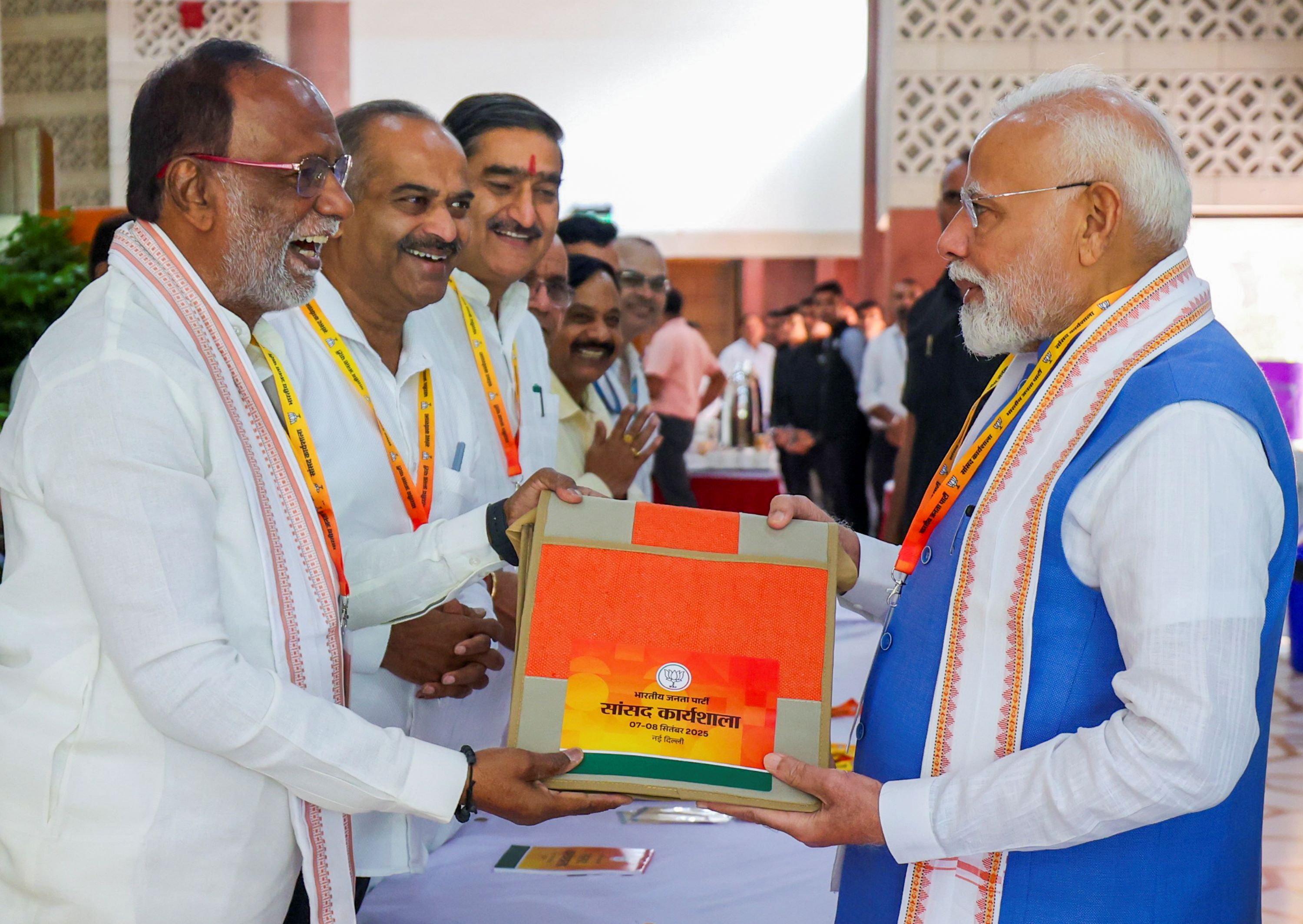 हरा, पीला, लाल... BJP सांसदों को दिया गया उनके परफॉर्मेंस का रिपोर्ट कार्ड
