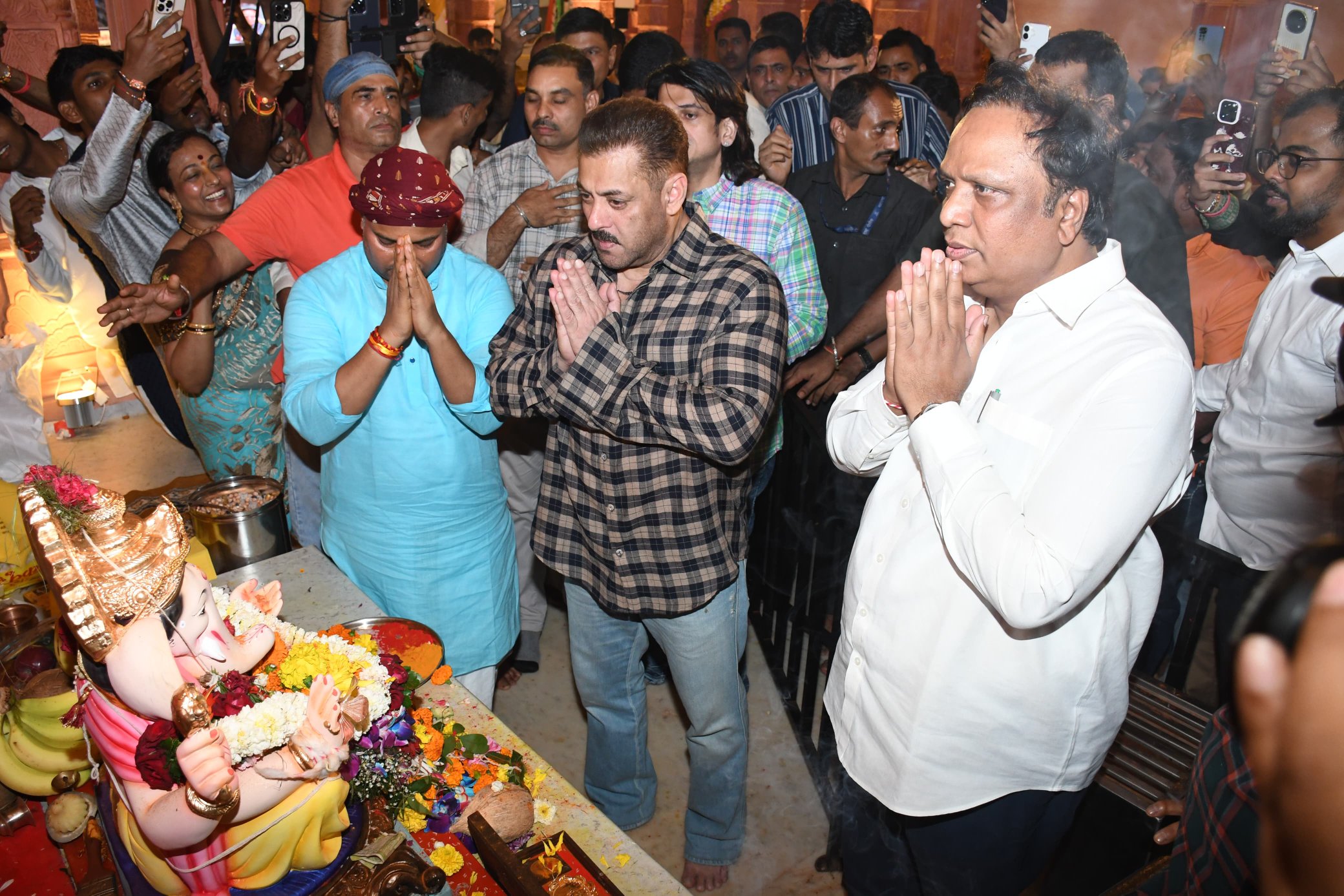 Salman Khan Offers Prayers At Maharashtra Minister's Home Barefoot For Ganapati Festival