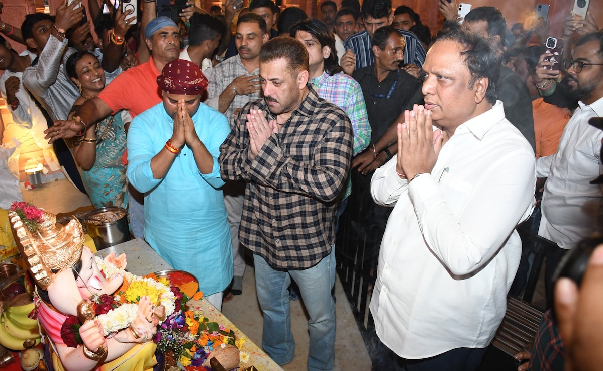 Salman Khan Offers Prayers Barefoot At Ganpati Festival At Maharashtra Minister's Home