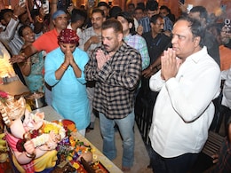 Salman Khan Offers Prayers Barefoot At Ganpati Festival At Maharashtra Minister's Home Salman Khan Offers Prayers Barefoot At Ganpati Festival At Maharashtra Minister's Home