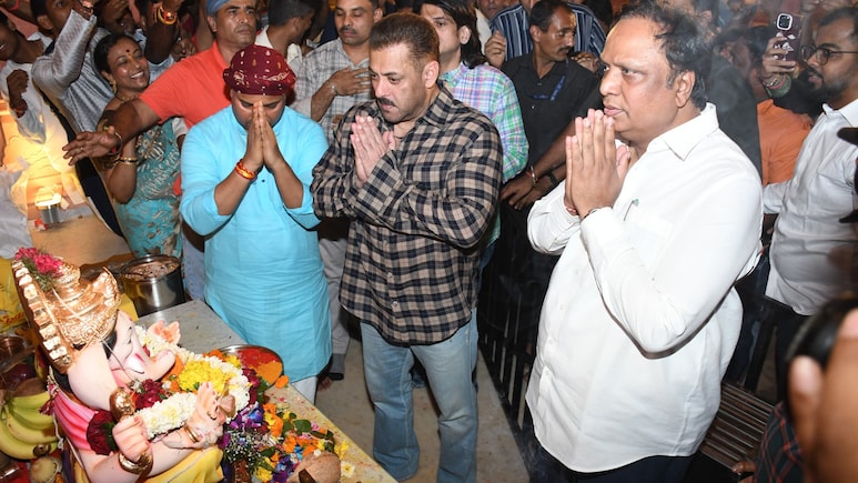 Salman Khan Offers Prayers Barefoot At Ganpati Festival At Maharashtra Minister's Home Salman Khan Offers Prayers Barefoot At Ganpati Festival At Maharashtra Minister's Home
