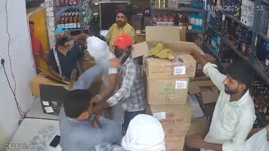 दिल्ली: शराब की दुकान में सेल्समैन को नकाबपोश बदमाशों ने चाकूओं से गोदा, CCTV में कैद पूरी घटना