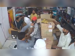 दिल्ली: शराब की दुकान में सेल्समैन को नकाबपोश बदमाशों ने चाकूओं से गोदा, CCTV में कैद पूरी घटना दिल्ली: शराब की दुकान में सेल्समैन को नकाबपोश बदमाशों ने चाकूओं से गोदा, CCTV में कैद पूरी घटना