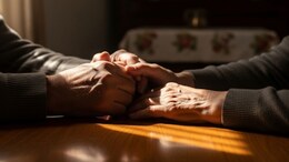 लेक, सुनेला त्रास नको म्हणून वृद्ध दाम्पत्याचा भयंकर निर्णय! आजोबांनी पत्नीचा गळा कापला अन्...