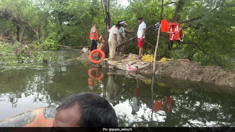Delhi, Haryana Chief Ministers Hold Talks As Drain Breach Floods Villages Delhi, Haryana Chief Ministers Hold Talks As Drain Breach Floods Villages
