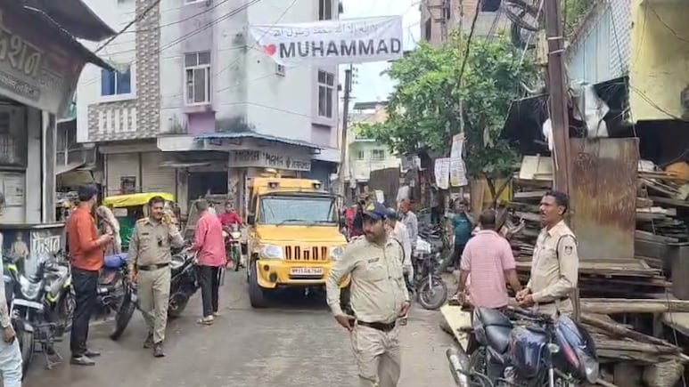 'I Love Muhammad' Row: उज्जैन में फिर लगाया गया 'आई लव मोहम्मद' बैनर, पुलिस ने लिया ये एक्शन 'I Love Muhammad' Row: उज्जैन में फिर लगाया गया 'आई लव मोहम्मद' बैनर, पुलिस ने लिया ये एक्शन