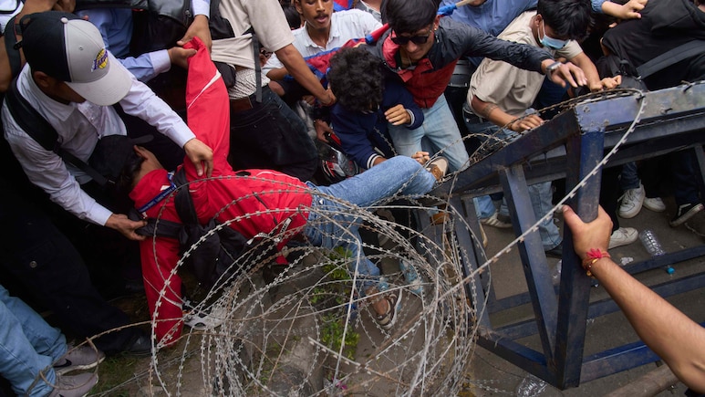 नेपाल के कृषि मंत्री ने भी पद छोड़ा, अड़े आंदोलनकारी, संकट में ओली सरकार