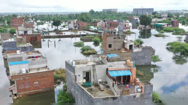 Weather Alert: राजस्थान में भारी बारिश का अलर्ट, स्कूलों में छुट्टी; जानें अगले 3 दिन के मौसम का हाल Weather Alert: राजस्थान में भारी बारिश का अलर्ट, स्कूलों में छुट्टी; जानें अगले 3 दिन के मौसम का हाल