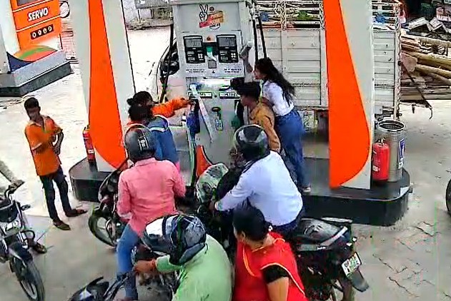 गोरखपुर में पेट्रोल लेने के लिए सेल्स गर्ल से मारपीट करने लगी युवती, वीडियो हुआ वायरल