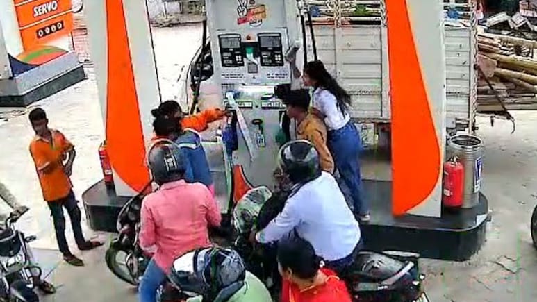 गोरखपुर में पेट्रोल लेने के लिए सेल्स गर्ल से मारपीट करने लगी युवती, वीडियो हुआ वायरल गोरखपुर में पेट्रोल लेने के लिए सेल्स गर्ल से मारपीट करने लगी युवती, वीडियो हुआ वायरल