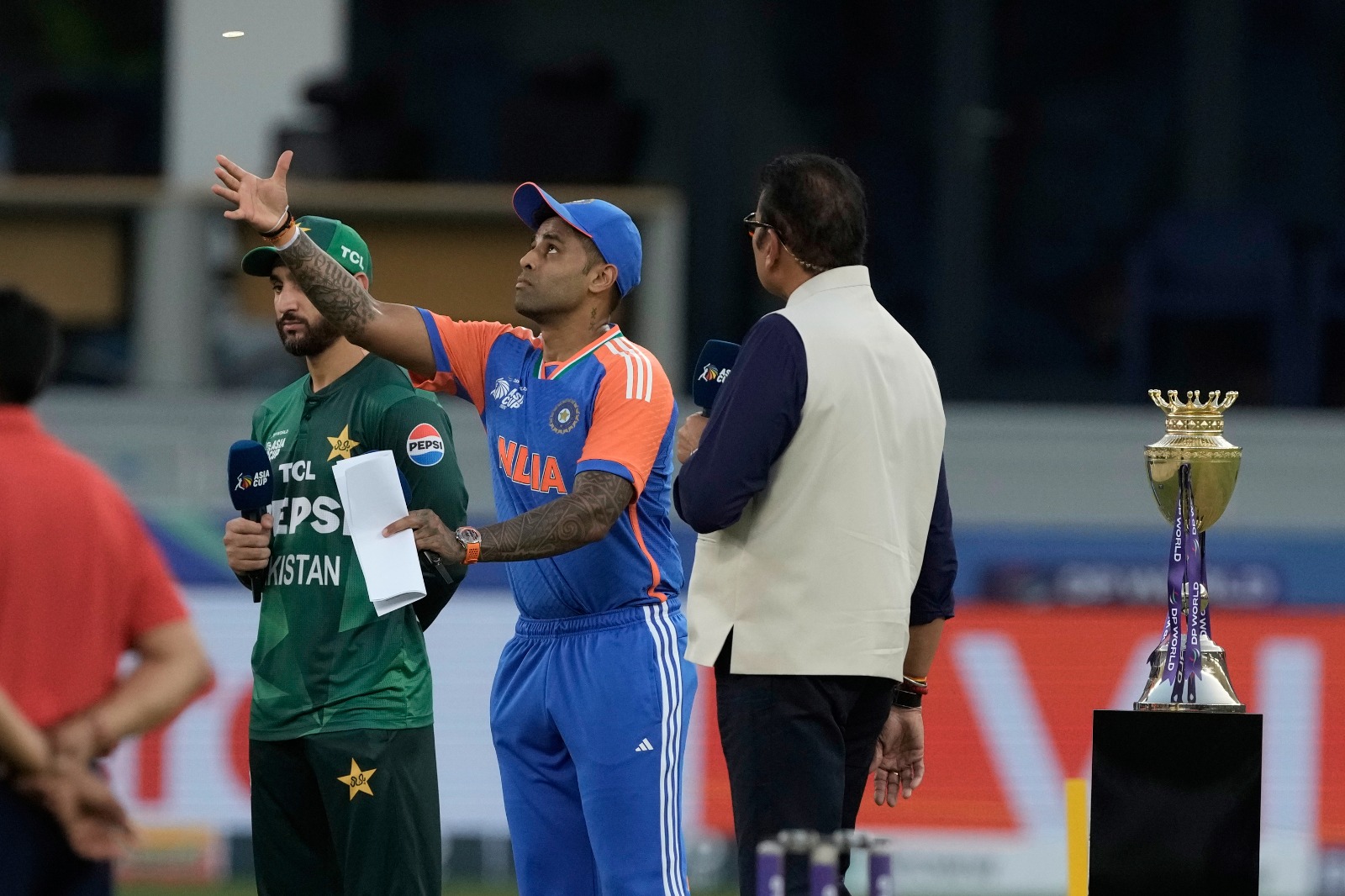 IND vs PAK Asia Cup 2025: 'ना नजर मिली...ना हाथ मिलाया', टॉस के समय सूर्यकुमार यादव और सलमान अली आगा का ऐसा था रिएक्शन