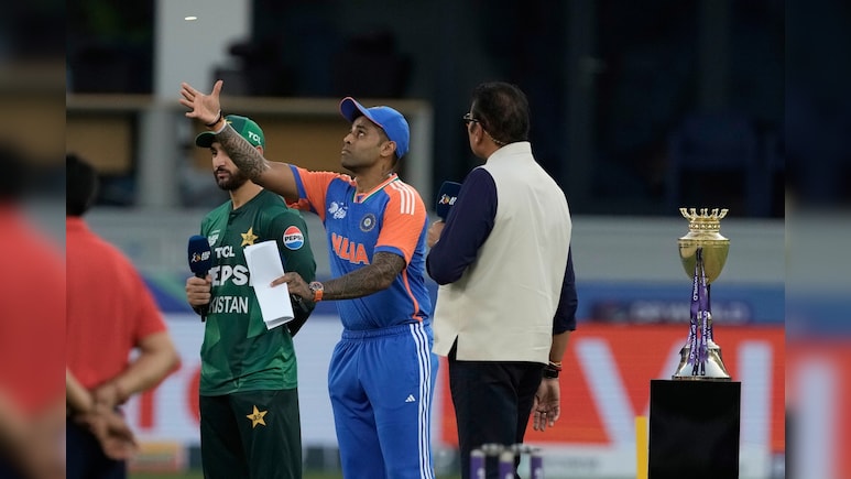 India vs Pakistan: 'ना नजर मिली...ना हाथ मिलाया', टॉस के समय सूर्यकुमार यादव और सलमान अली आगा का ऐसा था रिएक्शन