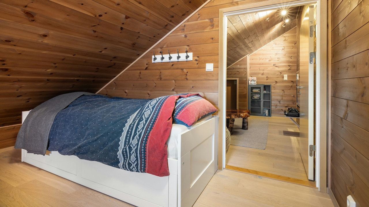 Explore top 5 king size wooden beds with storage for bedrooms