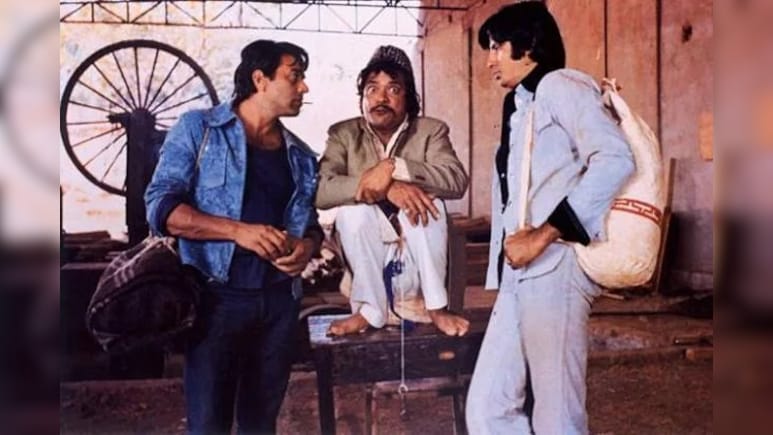 Sholay full movie in 10 pictures: शोले फुल मूवी देखें 10 तस्वीरों में, एक-एक सीन जिसे देख दर्शकों ने खूब बजाई तालियां Sholay full movie in 10 pictures: शोले फुल मूवी देखें 10 तस्वीरों में, एक-एक सीन जिसे देख दर्शकों ने खूब बजाई तालियां
