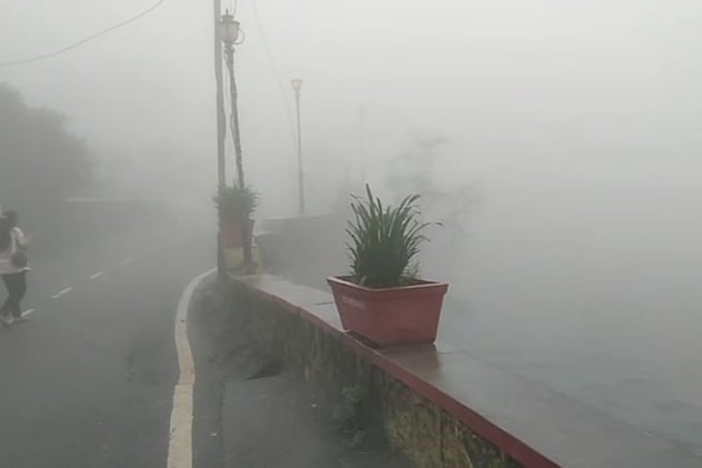 कोहरे की आगोश में छुपा माउंट आबू कोहरे की आगोश में छुपा माउंट आबू