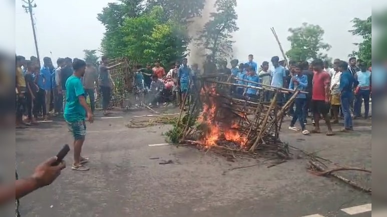 कटिहार: बिजली विभाग की एक लापरवाही से चली गई 28 मवेशियों की जान, इंसाफ मांग रहे ग्रामीण कटिहार: बिजली विभाग की एक लापरवाही से चली गई 28 मवेशियों की जान, इंसाफ मांग रहे ग्रामीण