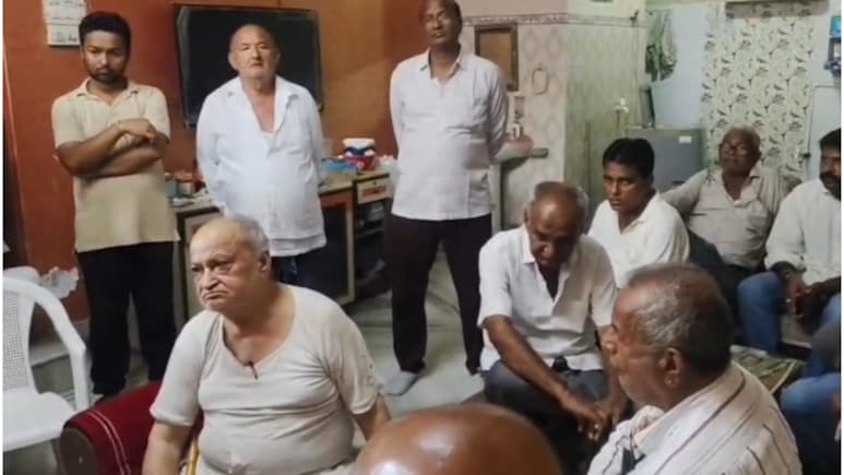 Rajasthan Crime: आधी रात को छत के रास्ते घर में घुसे हथियारबंद बदमाश, बाड़मेर में परिवार को बंधक बनाकर डाली डकैती Rajasthan Crime: आधी रात को छत के रास्ते घर में घुसे हथियारबंद बदमाश, बाड़मेर में परिवार को बंधक बनाकर डाली डकैती