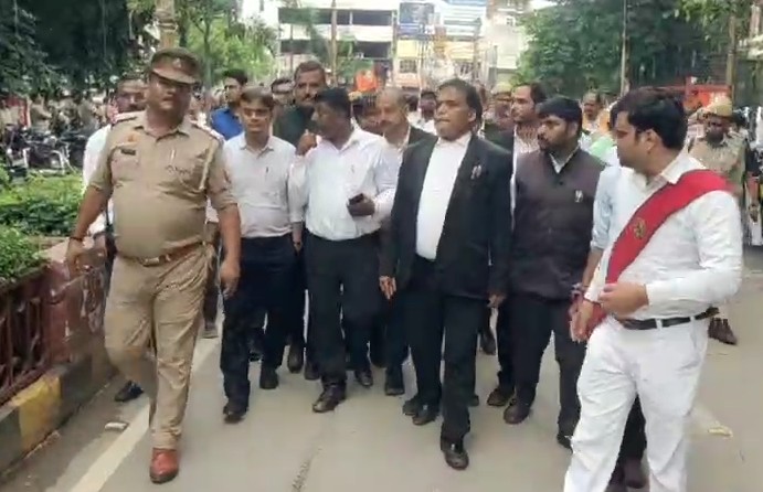 वर्दी का ख्याल तो कर लेते... वाराणसी में वकीलों ने दारोगा को दौड़ा-दौड़ाकर पीटा