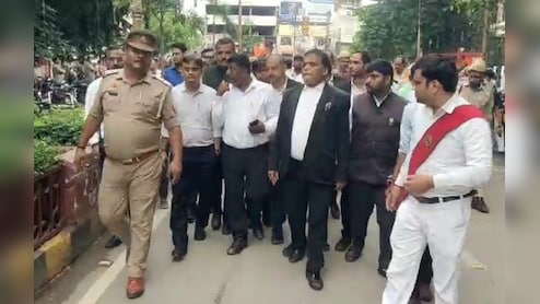 वर्दी का ख्याल तो कर लेते... वाराणसी में वकीलों ने दारोगा को दौड़ा-दौड़ाकर पीटा