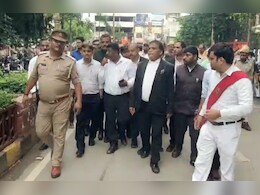 वर्दी का ख्याल तो कर लेते... वाराणसी में वकीलों ने दारोगा को दौड़ा-दौड़ाकर पीटा वर्दी का ख्याल तो कर लेते... वाराणसी में वकीलों ने दारोगा को दौड़ा-दौड़ाकर पीटा
