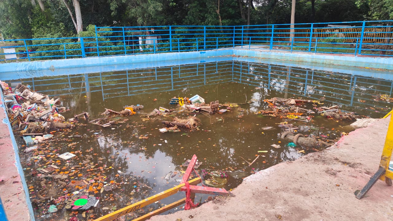 भगवान गणेश की मूर्तियों के विसर्जन के बाद तालाब की ये स्थिति कई सवाल खड़े करती है भगवान गणेश की मूर्तियों के विसर्जन के बाद तालाब की ये स्थिति कई सवाल खड़े करती है