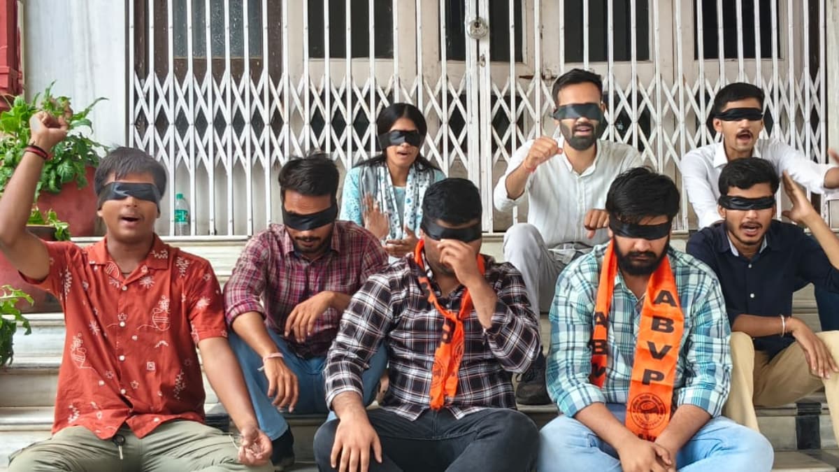 छात्र नेताओं ने प्रशासनिक भवन के बाहर धरना दिया छात्र नेताओं ने प्रशासनिक भवन के बाहर धरना दिया