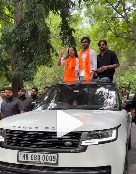 रेंज रोवर से प्रचार करते आर्यन मान. रेंज रोवर से प्रचार करते आर्यन मान.