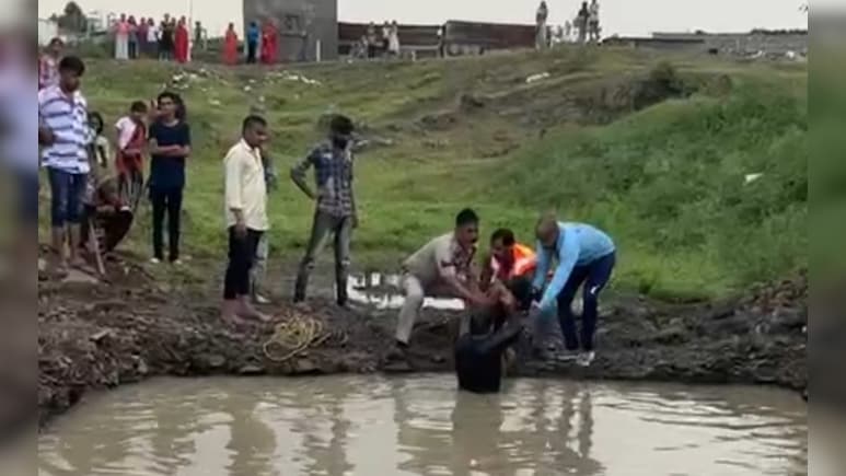 Indore News: पानी से भरे गड्ढे में डूबे तीन बच्चे, सगे-भाई बहन की मौत से ग्रामीणों में मातम