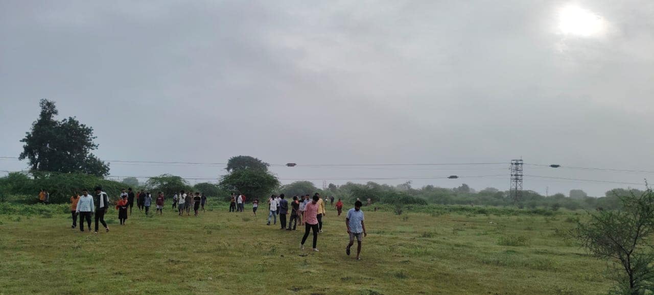 जहां बच्चे की लाश मिली, उस ओर जाती स्थानीय लोगों की भीड़. जहां बच्चे की लाश मिली, उस ओर जाती स्थानीय लोगों की भीड़.