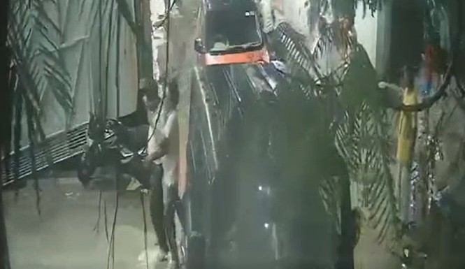ग्रेटर नोएडा वेस्ट में पहले की युवक की पिटाई, फिर बाइक चढ़ाई, जानिए क्या है मामला