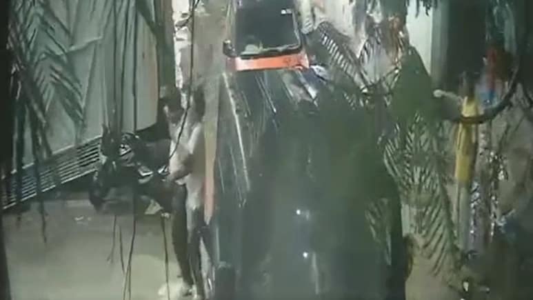 ग्रेटर नोएडा वेस्ट में पहले की युवक की पिटाई, फिर बाइक चढ़ाई, जानिए क्या है मामला