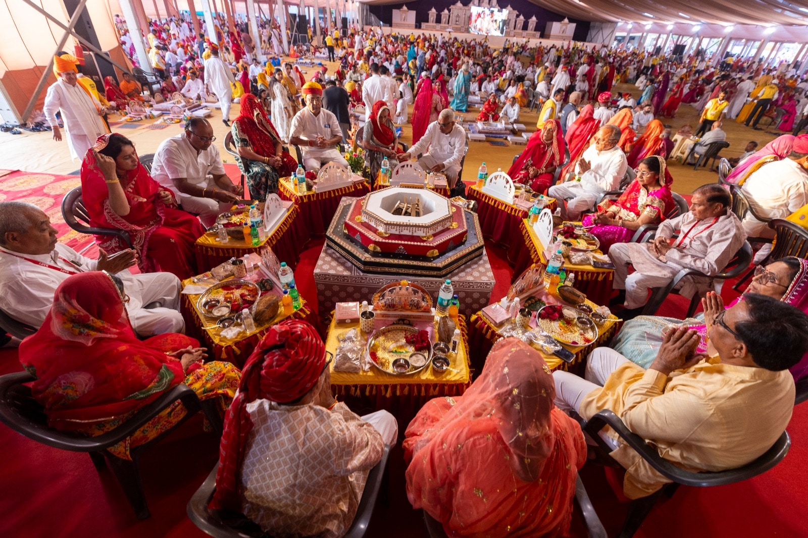 प्राण-प्रतिष्ठा समारोह में पूजन में जुटे लोग. प्राण-प्रतिष्ठा समारोह में पूजन में जुटे लोग.