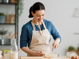 Kitchen Tips And Tricks: लाडक्या बहिणींनो, रोजची कामे होतील जलद अन् सोपी! वापरा 'या' 15 भन्नाट किचन टीप्स