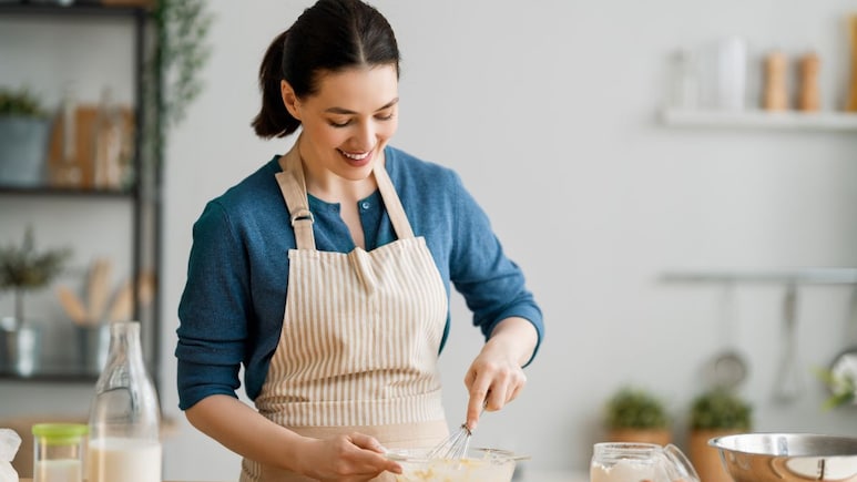 Kitchen Tips And Tricks: लाडक्या बहिणींनो, रोजची कामे होतील जलद अन् सोपी! वापरा 'या' 15 भन्नाट किचन टीप्स