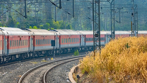 रेलवे में नौकरी लगने के बाद कितनी मिलती है सैलरी? जानें क्या-क्या मिलती हैं सुविधाएं