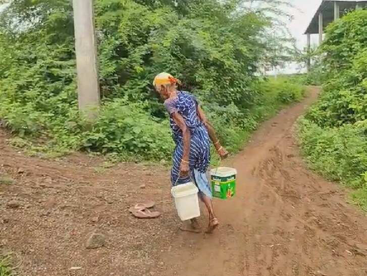 पाइपलाइन होने के बावजूद घर से दूर आना पड़ता है पानी भरने पाइपलाइन होने के बावजूद घर से दूर आना पड़ता है पानी भरने