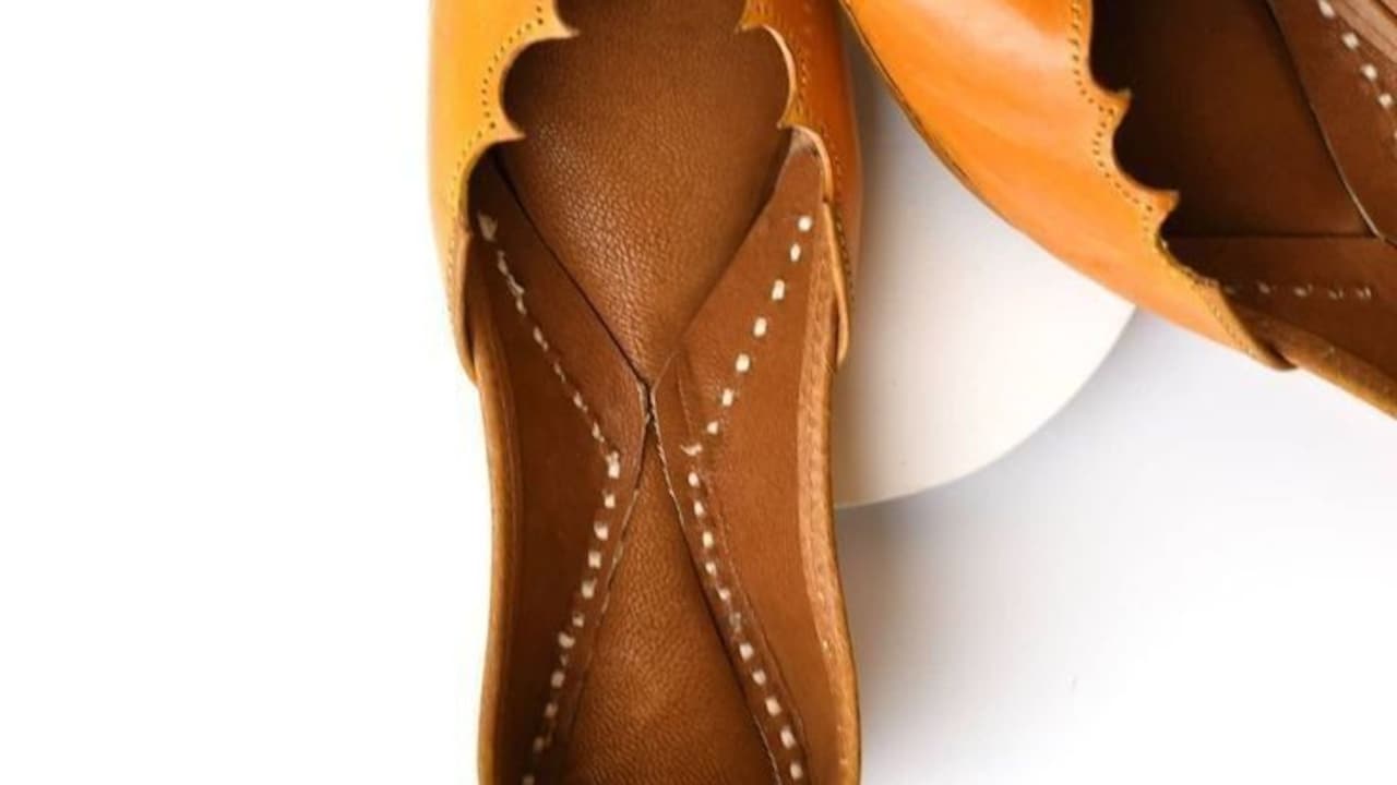 Gift yourself punjabi juttis for navratri to enhance the beauty of your outfit