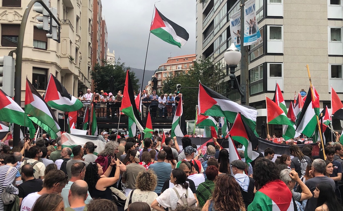 Protests Against Israeli Team Divide Vuelta A Espana And Scare Riders