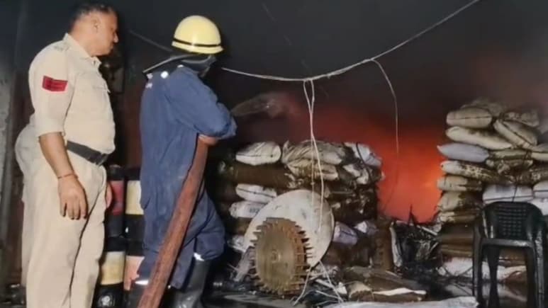 Indore 3 Factories Fire: इंदौर में तीन कारखानों में आग लगी, मौके पर पहुंची फायर ब्रिगेड की गाड़ियां